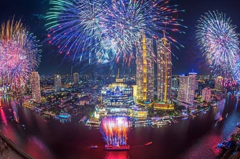The 30,000 eco-friendly fireworks light up at the Thailand National 2022 Countdown Destination, ICONSIAM